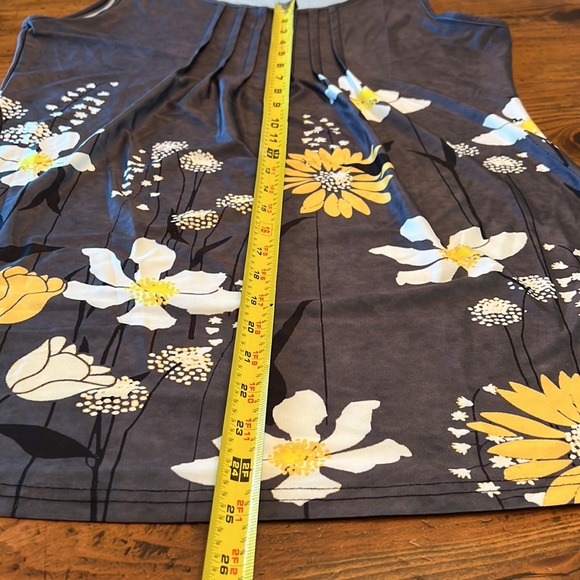 Lily Sleeveless Tunic Top Grey w/ Yellow Flowers Size Large - Picture 8 of 9